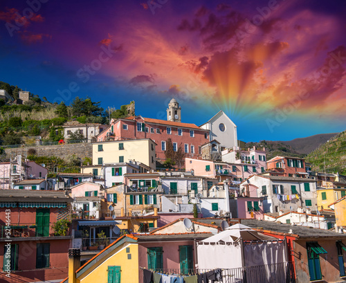 urocza-wioska-vernazza-cinque-terre-piekny