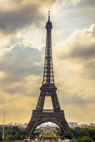 punkt-orientacyjny-wiezy-eiffla-widok-z-trocadero-paryz-francja