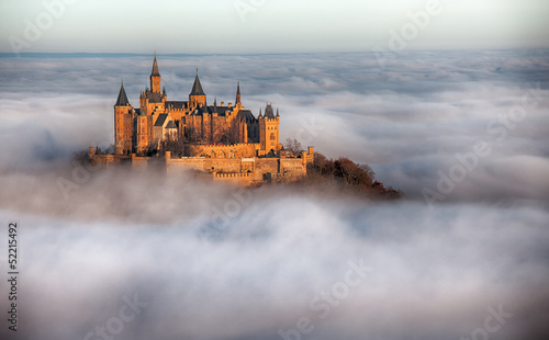Fototapeta Burg Hohenzollern über den Wolken