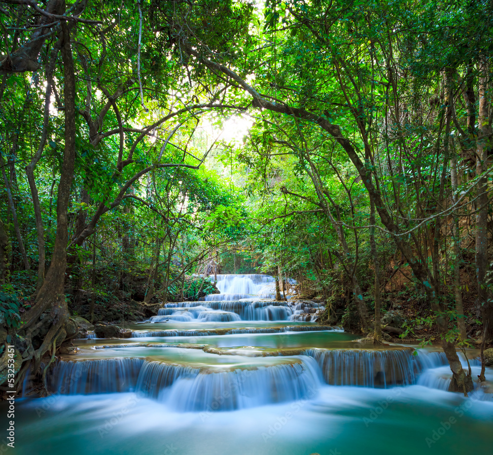 tiefer-waldwasserfall-in-kanchanaburi-thailand