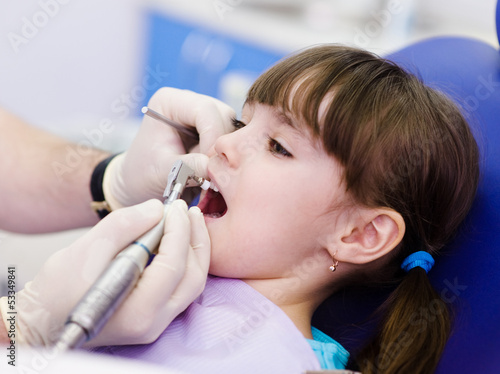 Fototapeta close-up medical dentist procedure of teeth polishing with clean