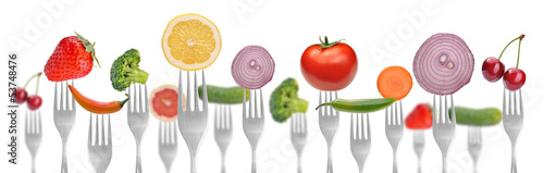 dieta-concept-vegetables-i-owoce-na-zbiorze-widelcow