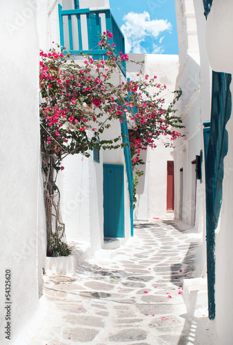 tradycyjna-grecka-aleja-na-mykonos-wyspie-grecja