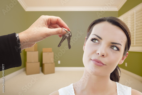 &quot;Woman Handing Over the House Keys Inside Empty Grey Room&quot; Stockfotos und <b>...</b> - 500_F_54459077_8dffFHbw7PNqObS5S9axQpat7098WAuU