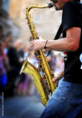 Lacobel musicista suona sassofono in strada