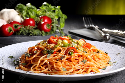 Poster pasta italiana spaghetti con peperoncino piccante sfondo verde