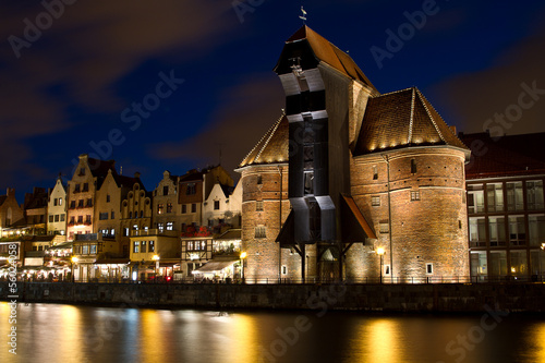 Lacobel Gdańsk stare miasto nocą. Nad motławą