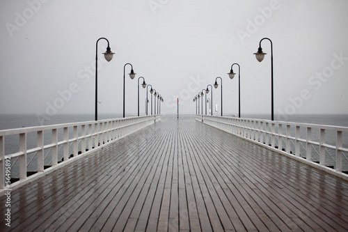 stare-molo-w-deszczu-na-morzu-baltyckim-orlowo-gdynia-polska