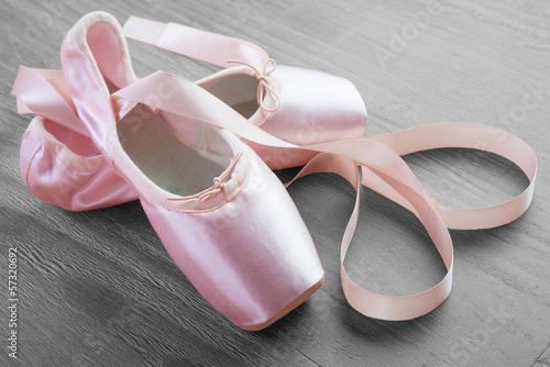 Fototapeta new pink ballet pointe shoes
