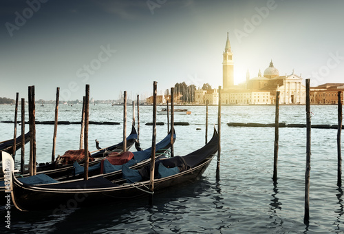 gondole-na-canal-grande-i-kosciol-san-giorgio-maggiore-w-venic