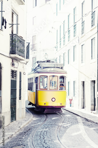zolty-antyczny-tramwaj-na-ulicach-lisbon-portugalia