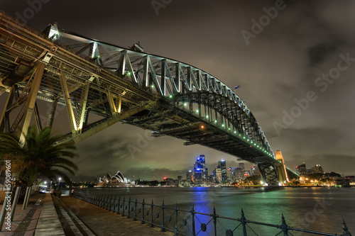 Lacobel Harbourbridge mit der Oper in Sydney bei Nacht