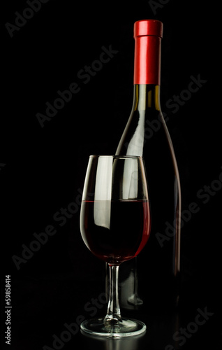 czerwone-wino-i-butelka-wina-na-czarno