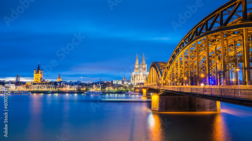 Lacobel Kölner Skyline und Hohenzollernbrücke bei Nacht