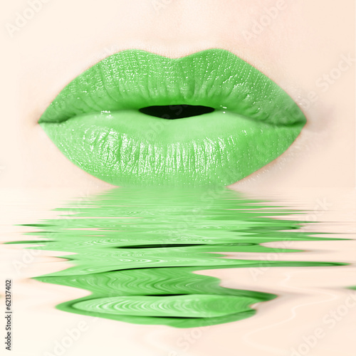 Fototapeta Bouche de femme verte et reflets