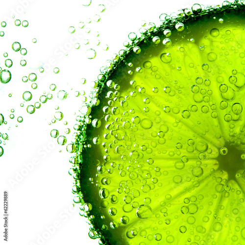 Fototapeta lime with bubbles isolated on white
