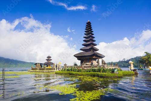 orientalna-swiatynia-pura-ulun-danu