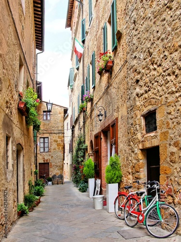 waski-maly-miasteczko-pasa-w-pienza-tuscany-wlochy-z-rowerami