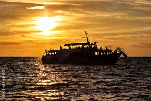Fototapeta яхта на фоне заката