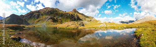 Fototapeta Panorama di montagna con lago