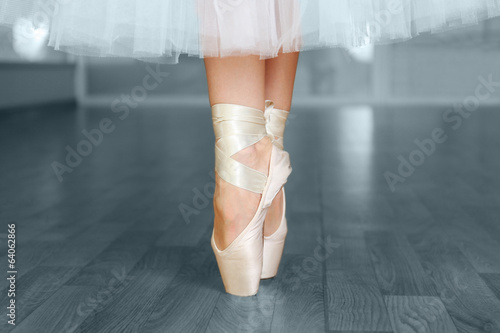 nogi-baleriny-w-pointes-w-sali-do-tanczenia