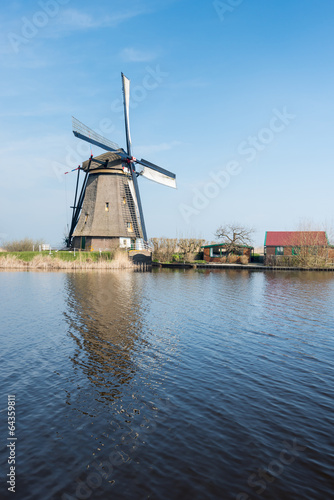historyczny-wiatrak-w-kinderdijk