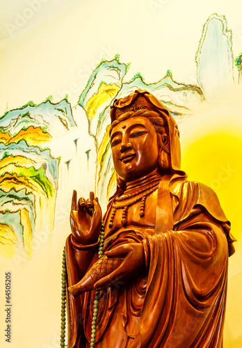 orientalna-rzezba-w-drewnie-z-guan-yin