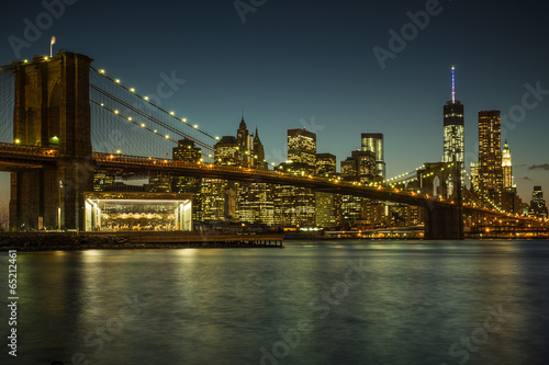 Fototapeta Beleuchtete Brooklyn Bridge und Skyline von Manhattan