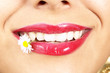 Frau jung mit Süßigkeiten zwischen den Zähnen, detail
