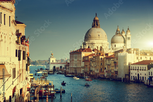 kanal-grande-i-bazylika-santa-maria-della-salutuja-wenecja-wlochy