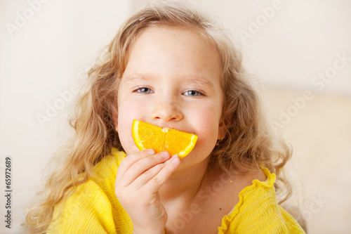 Fototapeta Child with oranges