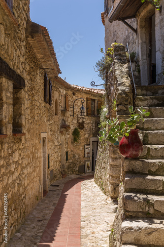 eze-village-na-ulicy-starej-wioski