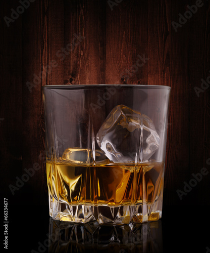 szklanki-whisky-z-kostkami-lodu