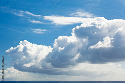 Fototapeta ciel bleu et nuage de beau temps au dessus de la mer