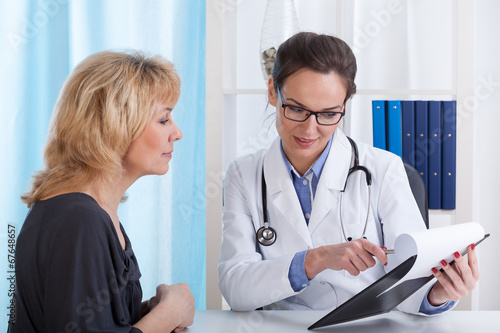Zdjęcia Doctor showing patient test results