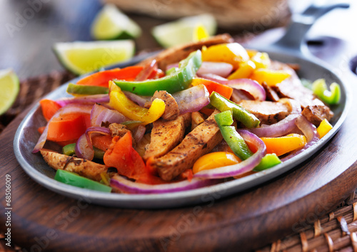Zdjęcia mexican chicken fajitas in iron skillet with peppers