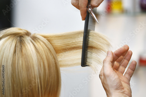 Zdjęcia Woman Haircut the hair in salon