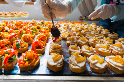 Arranging catering food