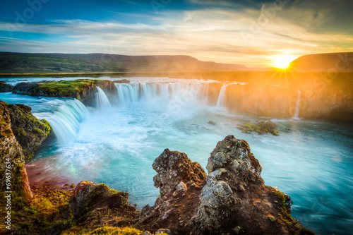 iceland-godafoss-przy-zmierzchem-piekna-siklawa-tesk