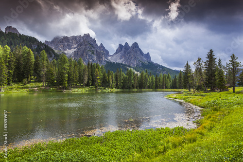 piekny-ranek-na-jeziornym-antorno-wlochy-alps-tre-cime-di-lavar