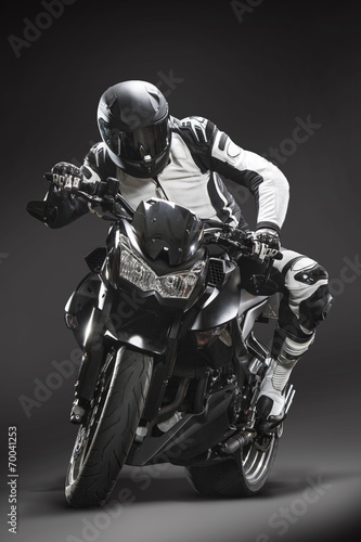 motocyklista-przed-czarnym-tle-01