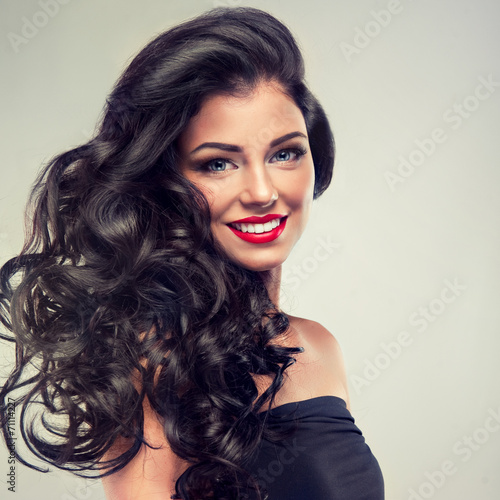 Zdjęcia Model brunette with long curly hair