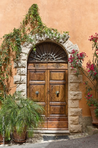 stary-drzwi-w-tuscany-miasteczku-wlochy