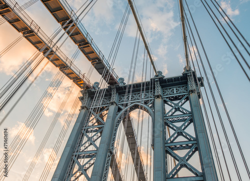 manhattan-bridge-pylon-i-metalowe-kable-new-york