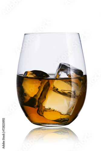 whisky-w-szkle-z-kostkami-lodu