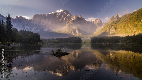 Jesień nad alpejskim jeziorem