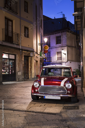 retro-samochod-na-ulicy-w-nocy