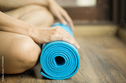 Zdjęcia Young woman holding a yoga mat