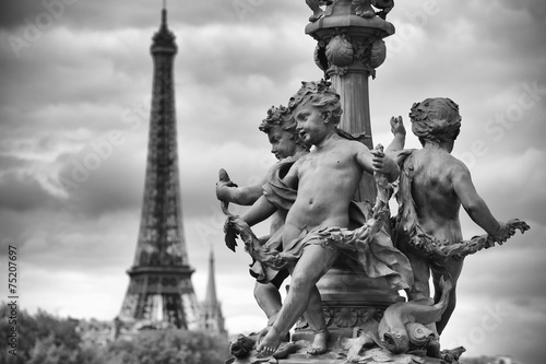 Valokuva Paris France Eiffel Tower with Statues of Cherubs