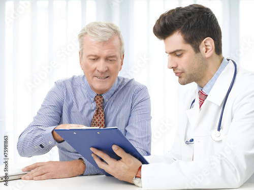 Zdjęcia Consulting with doctor